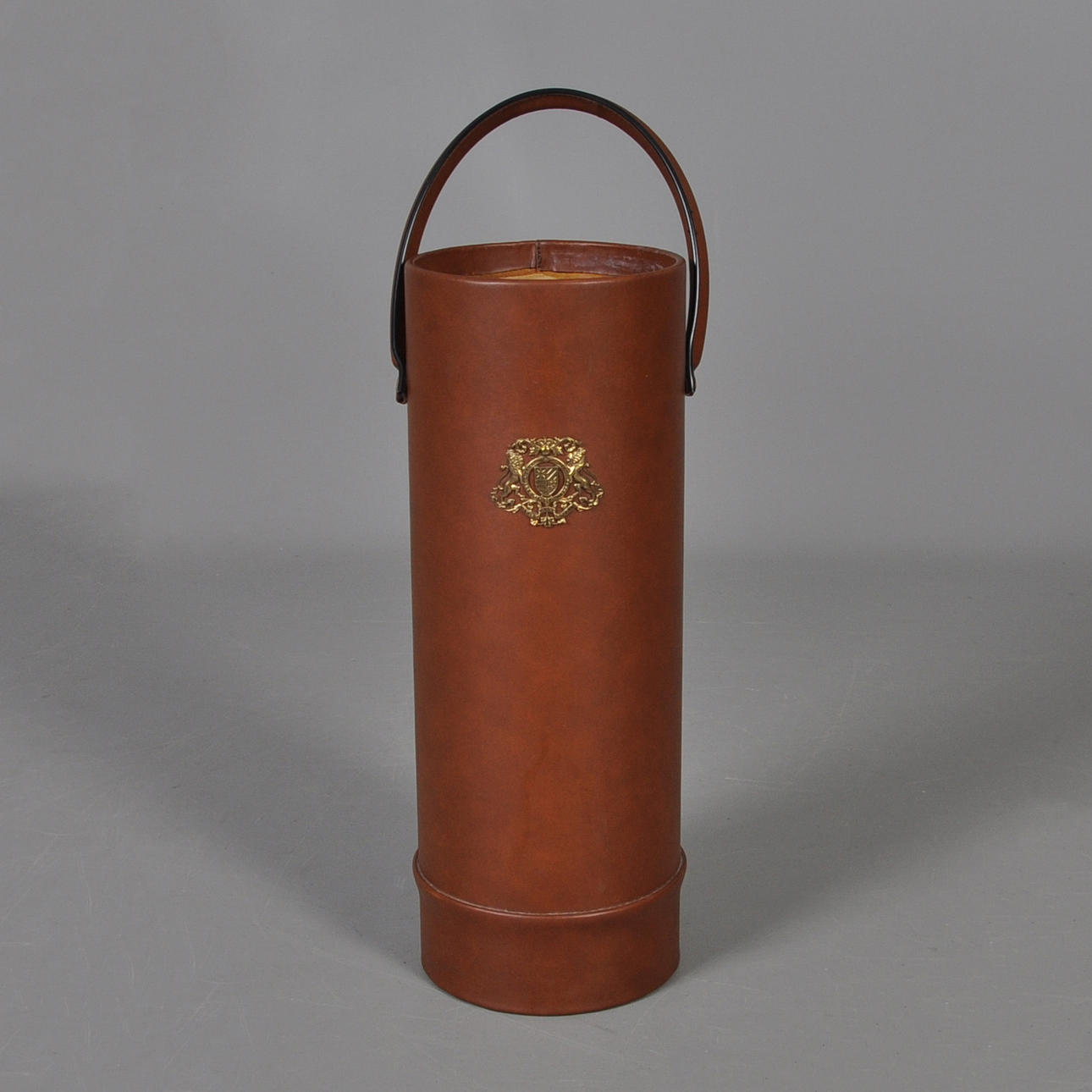 SATEENVARJOTELINE, Carlo.