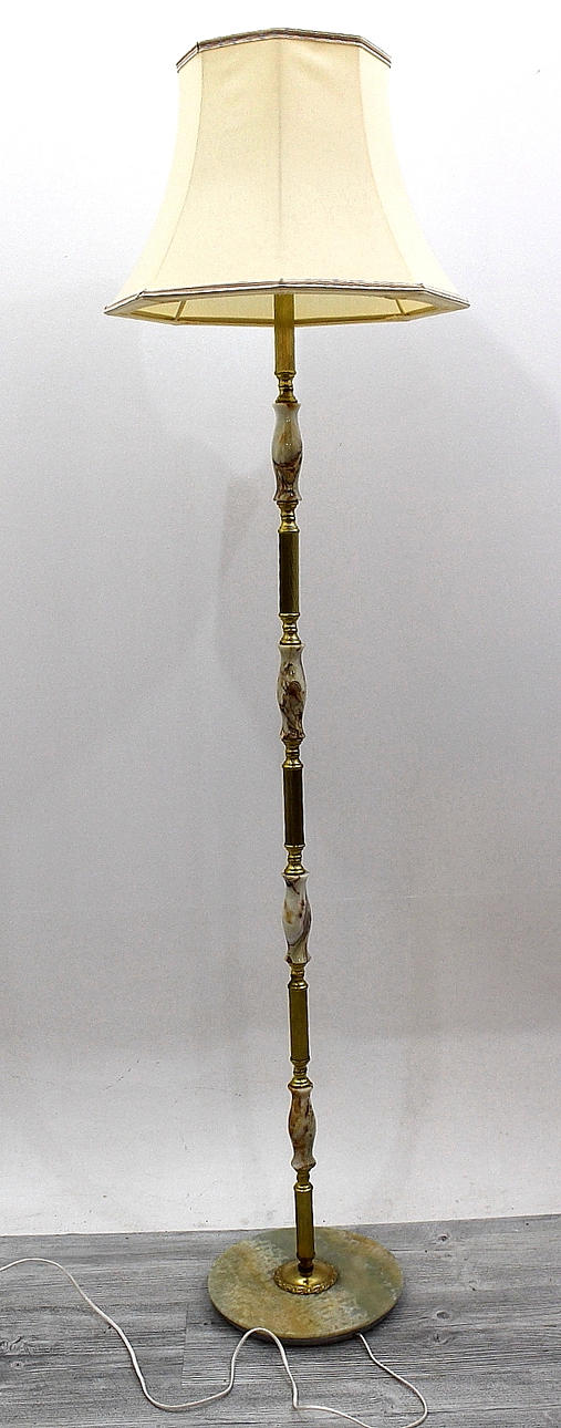 GOLVLAMPA i mässing och marmor.