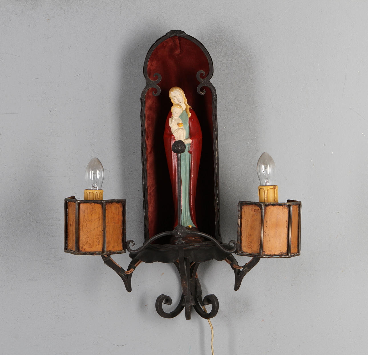 VÄGGALTARE, smide, med 2 ljuspunkter, 1900-tal.