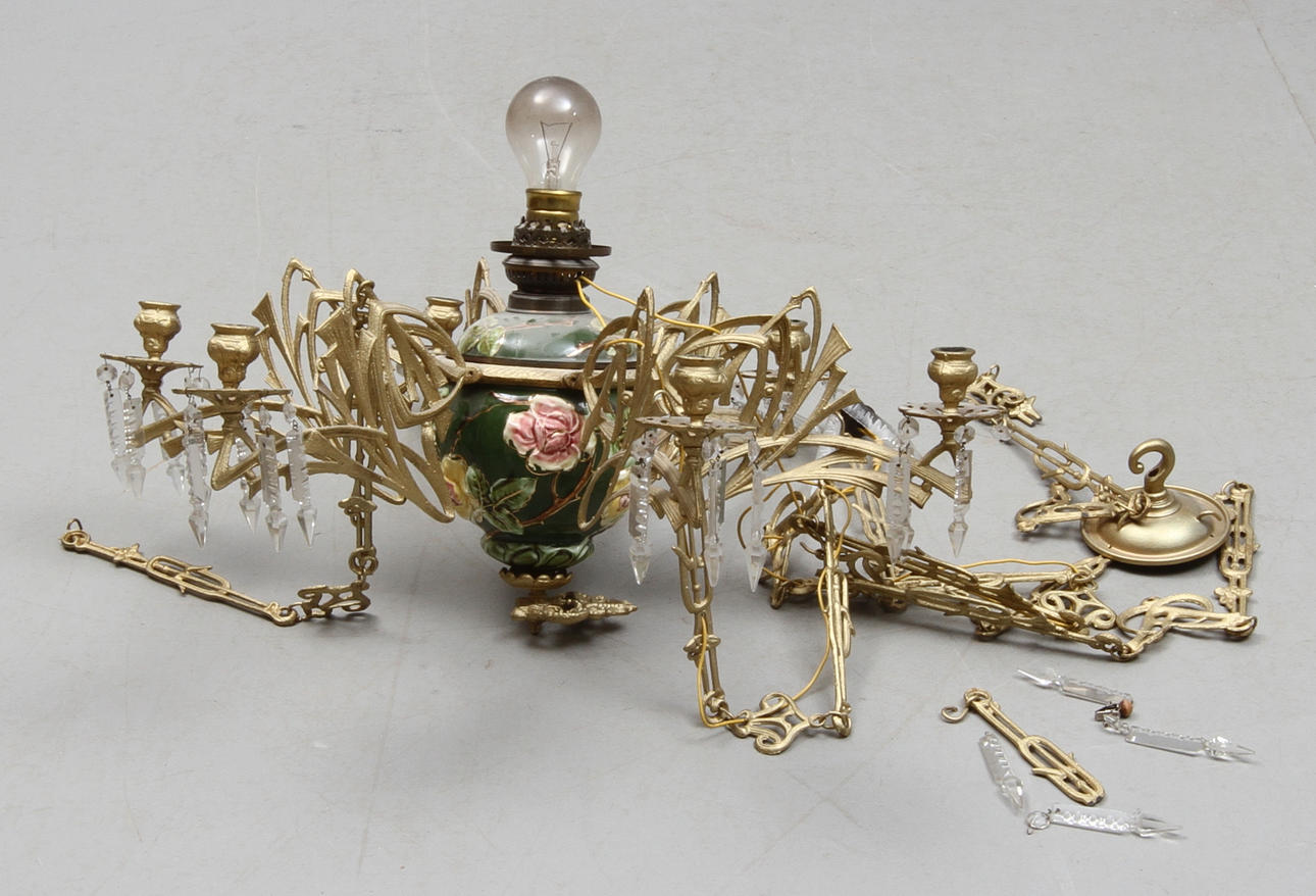 TAKFOTOGENLAMPA, för 6 ljus, majolika, Jugend, 1900-talets första hälft.