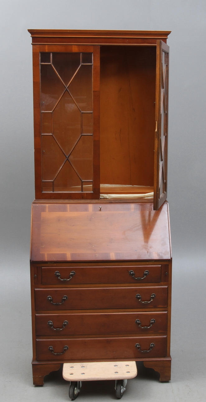 SKRIVSKÅP, med vitrinöverdel. engelsk stil, 1900-tal.