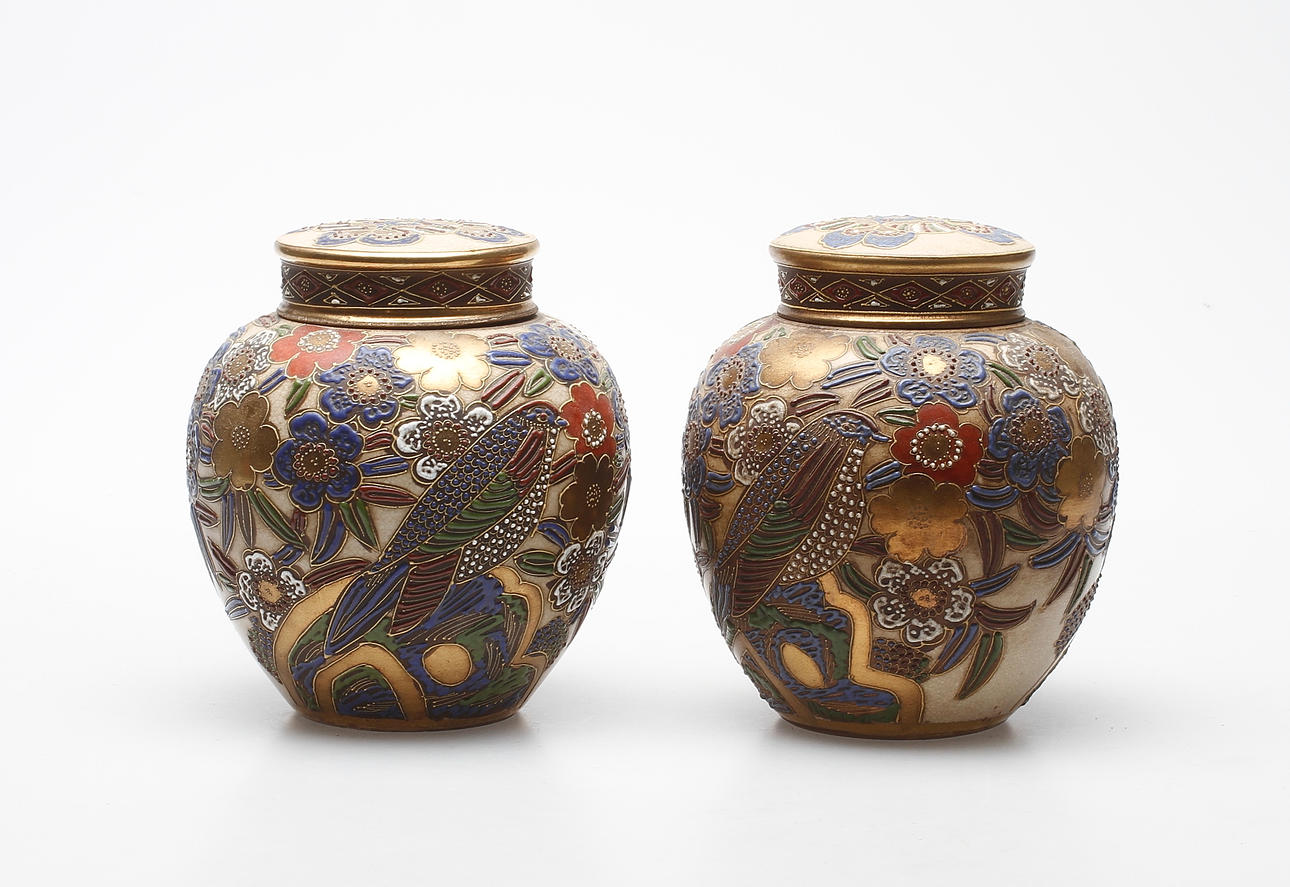 BOJANER, ett par, porslin, Satsuma, Japan, 1900-talets första hälft.