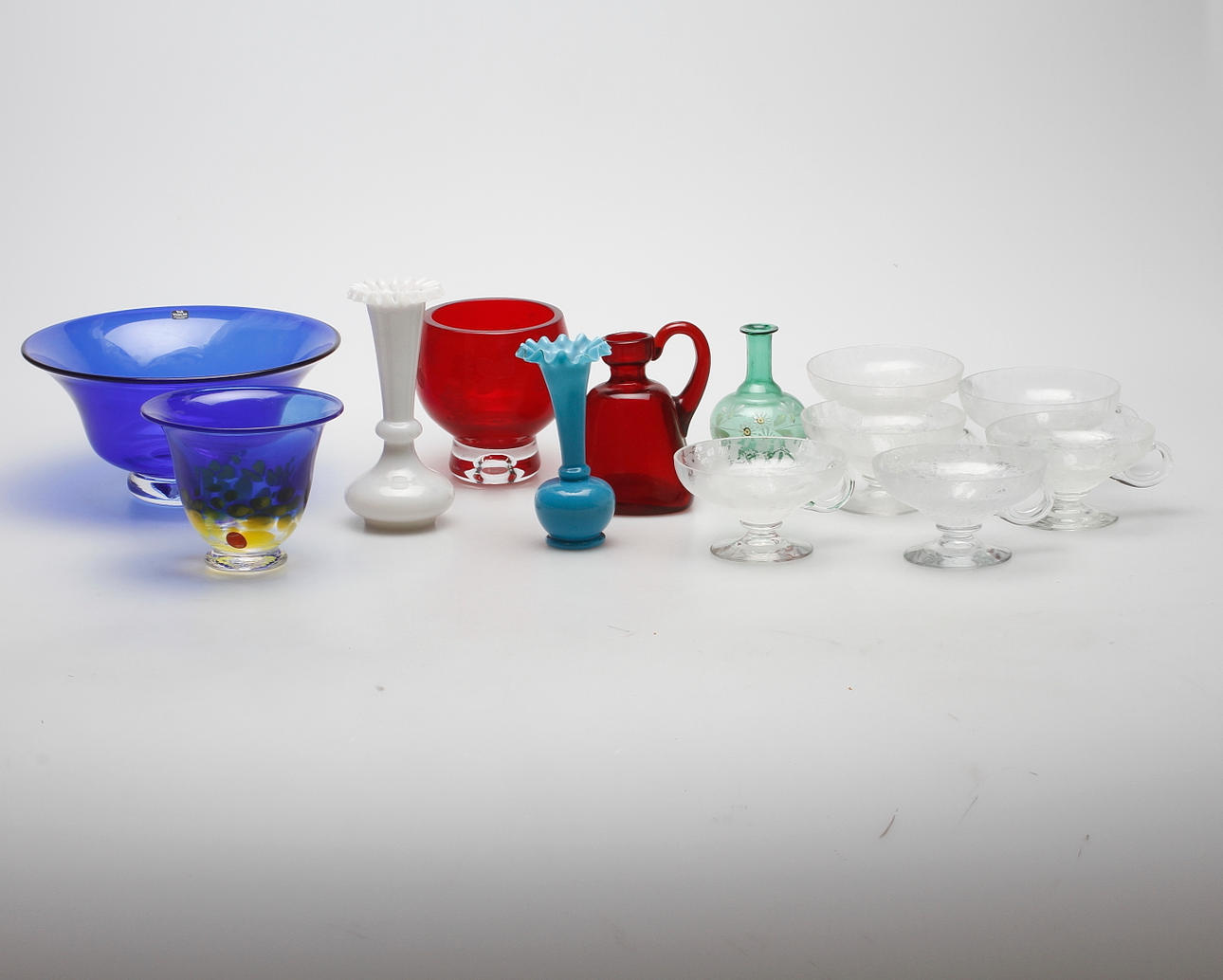 GLASFÖREMÅL, 8 delar bland annat Vas Vitreum Vadstena, 1900-tal.