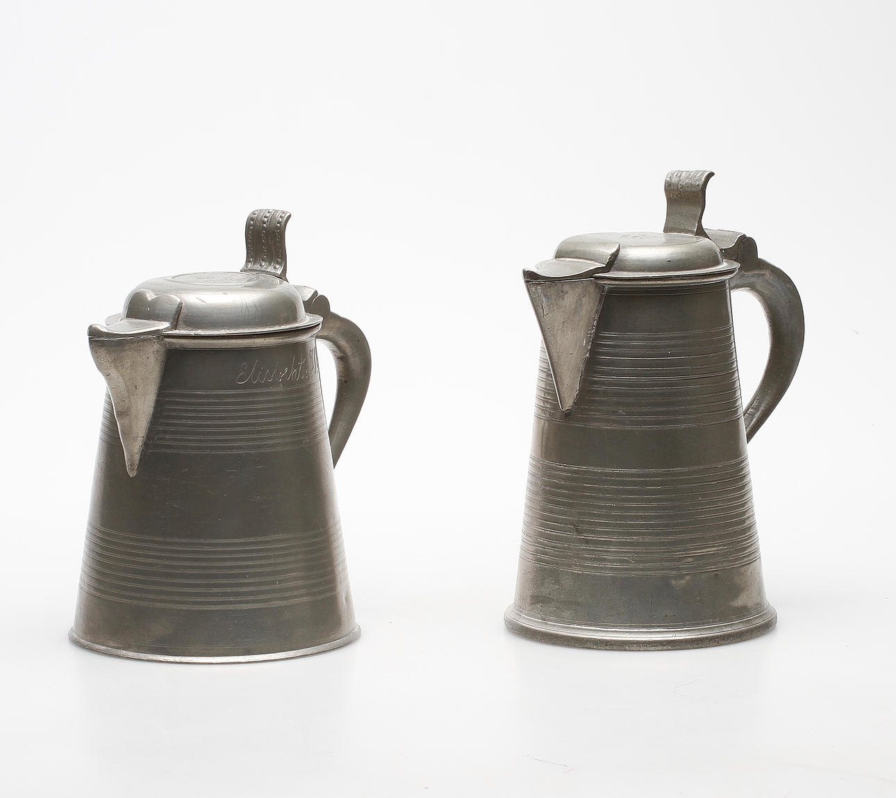 SKÄNKKANNOR, 2 st, tenn, 1800-tal.