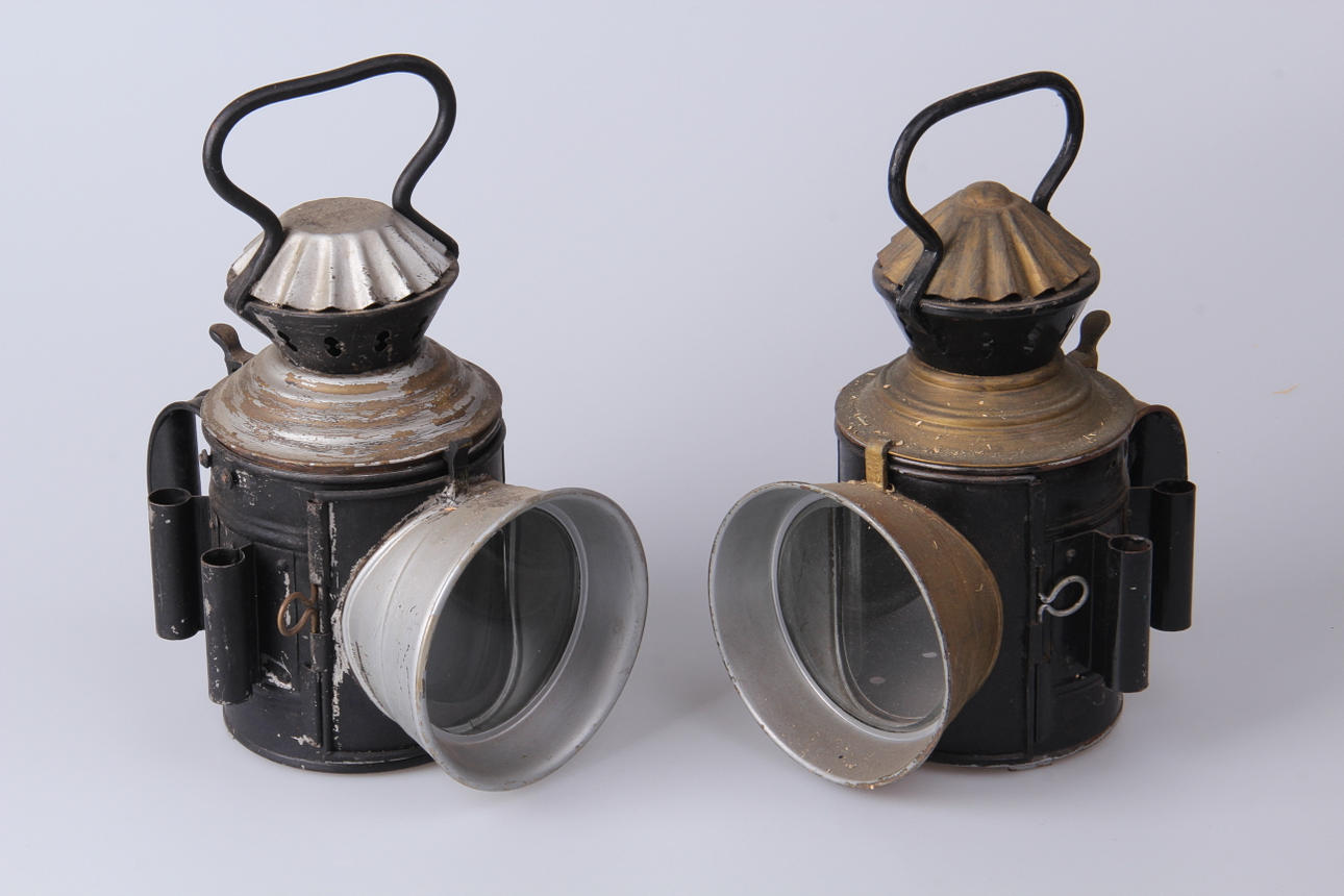 HANDSIGNALLYKTOR, 2 st. Varav en Dahlstedt & Svensson, Stockholm.