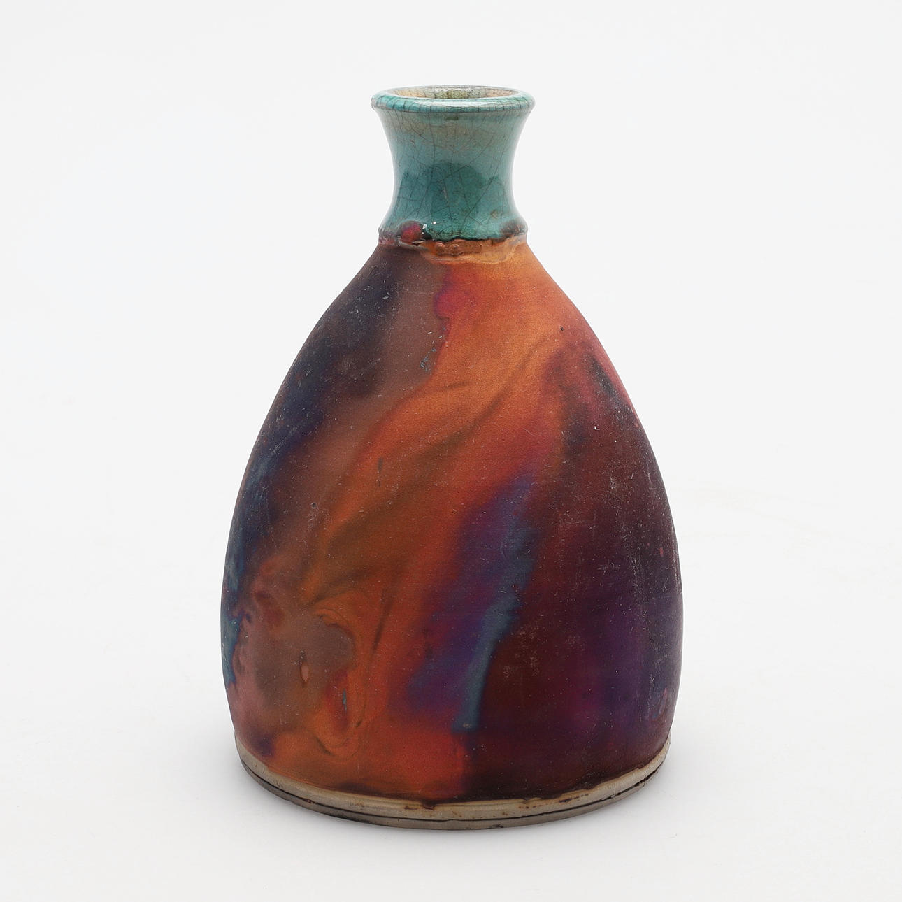 SIMON EELES. A BOTTLE VASE WITH FLARED NECK IN COPPER FUMED RAKU GLAZE.