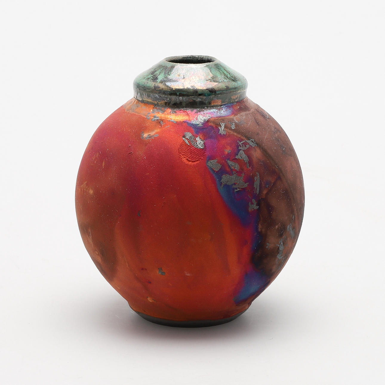 SIMON EELES. A GLOBULAR VASE IN COPPER FUMED RAKU GLAZE.