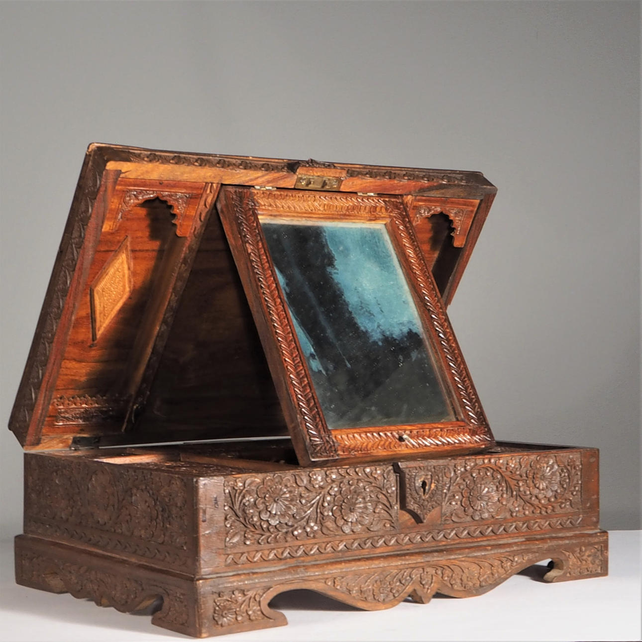 COFRE DE MADERA, tallado, siglo XX.