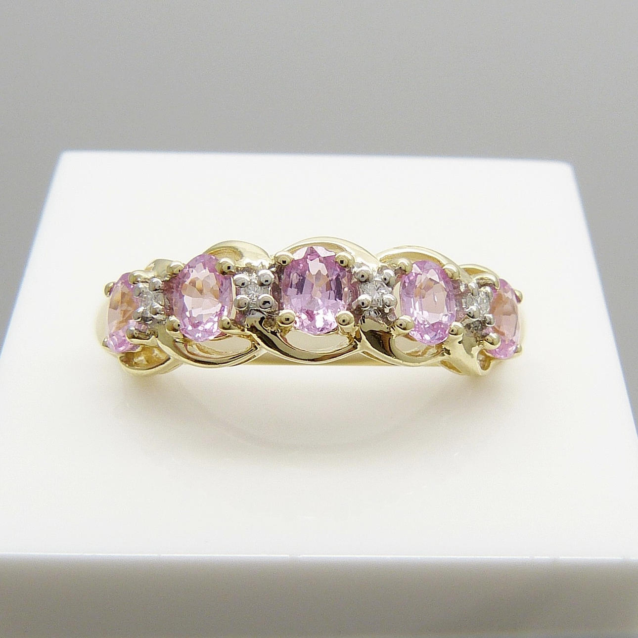 PINK SAPPHIRE & DIAMOND RING.