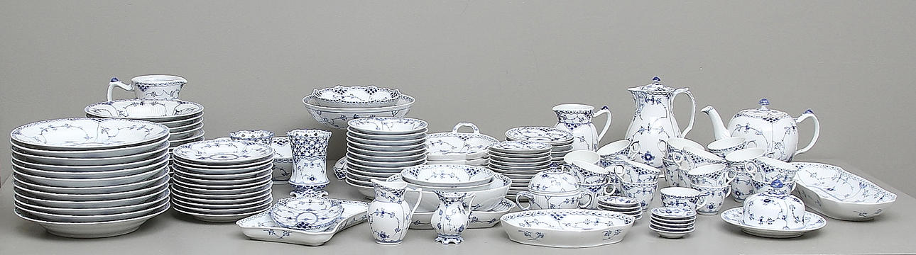 SERVIS, porslin, 90 delar, "Musselmalet", Royal Copenhagen, Danmark.