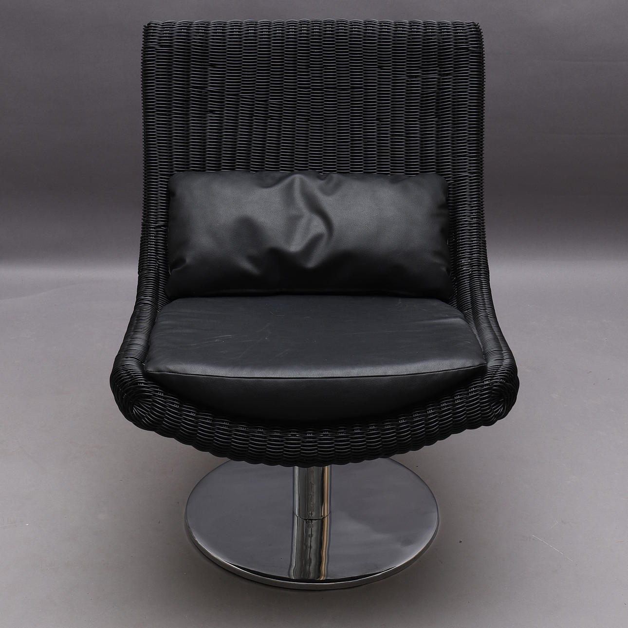 KORGSTOL, snurrfot i metall.