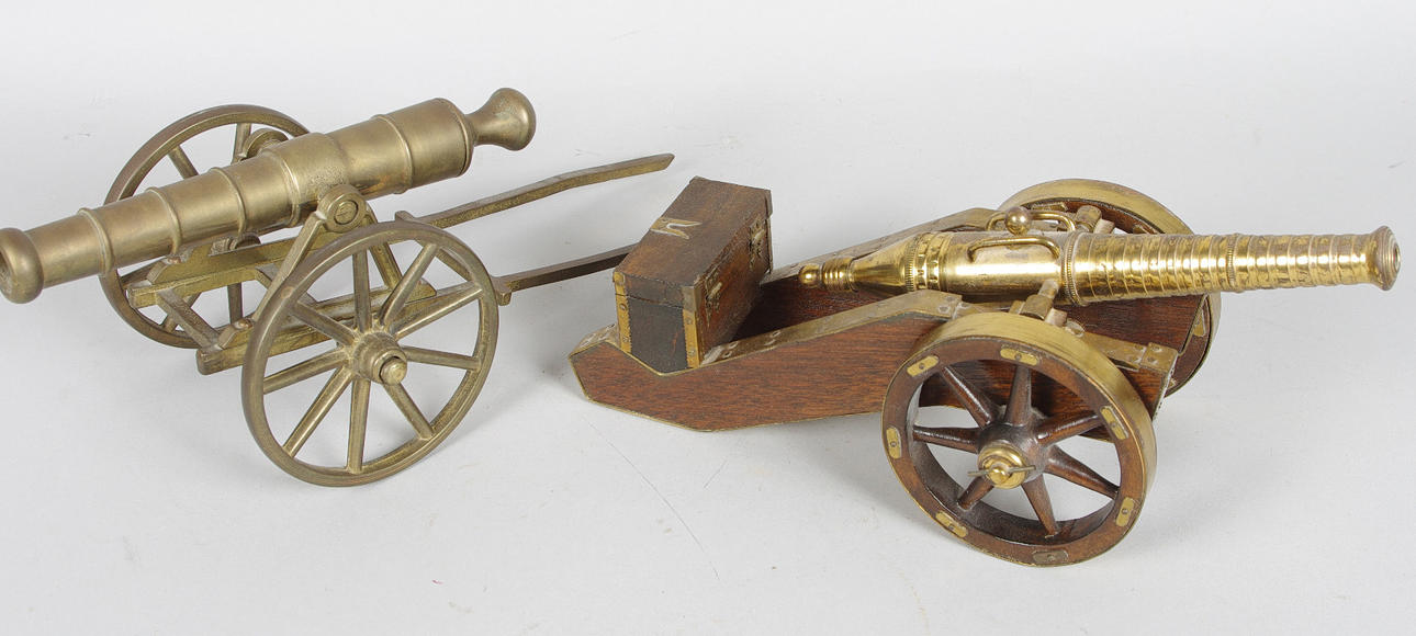 PRYDNADSKANONER, 2 stycken, mässing/trä.