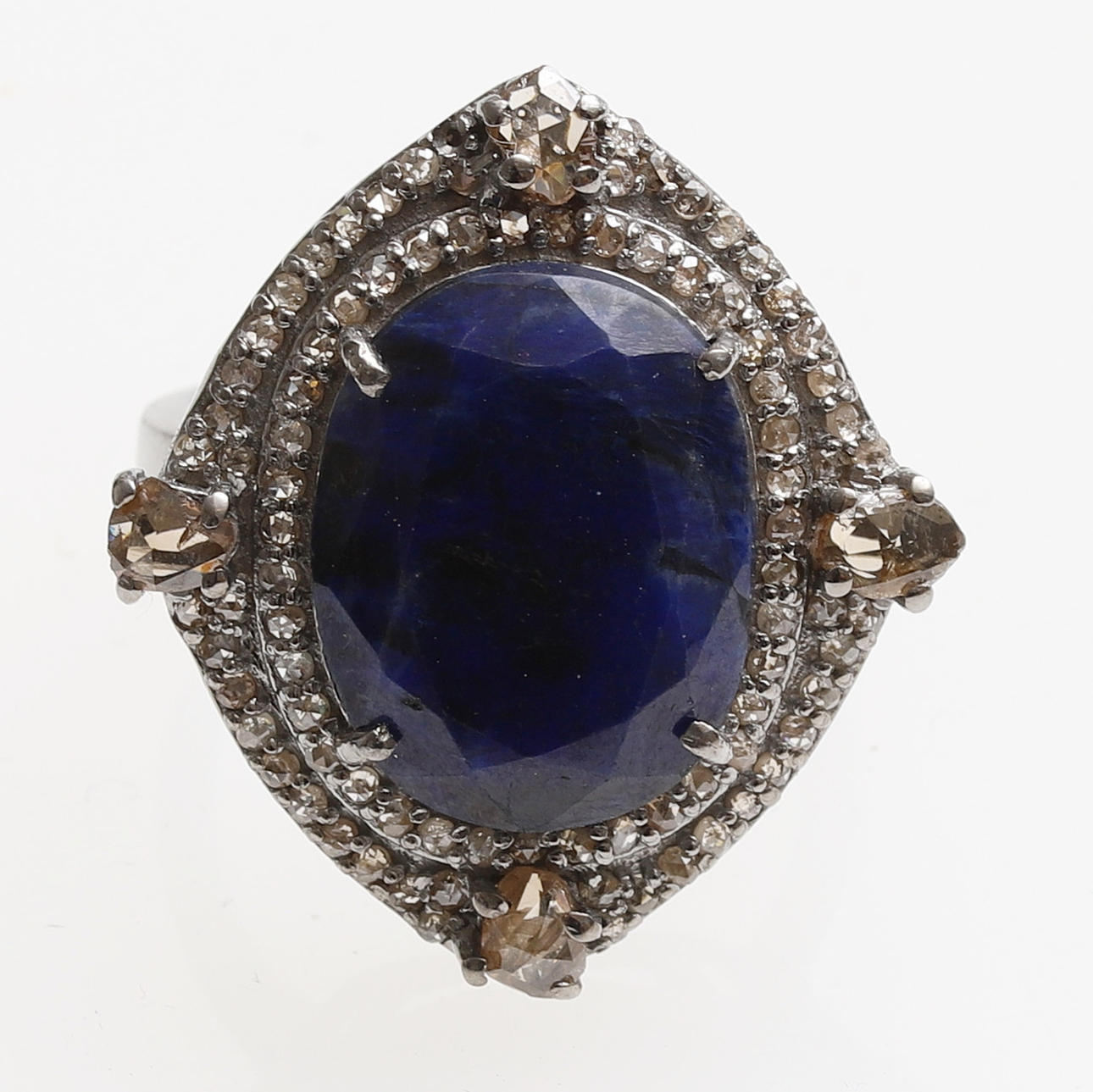 RING, sølv, blå safir og diamanter.