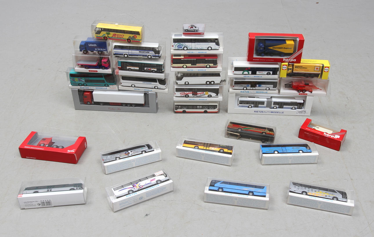 MODELLBILAR HERPA, RIETZE med flera cirka 30 delar i originalkartong.