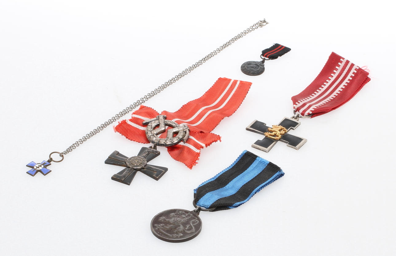 MEDALJER, 5 st, varav 2 st miniatyrer, Finland.