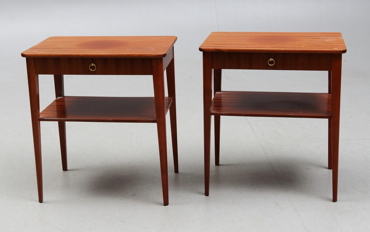 SÄNGBORD, ett par, mahogny, omkring 1900-talets mitt.