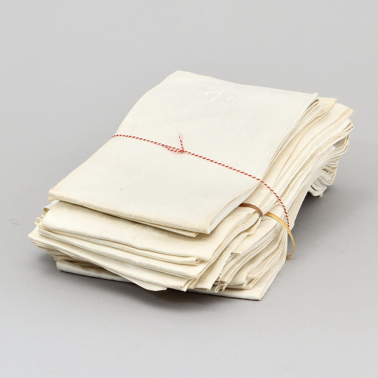 DAMAST, 12 st servetter med drakmönstret, komponerat av Signe Sohlman, och 20 st handdukar med olika mönster.