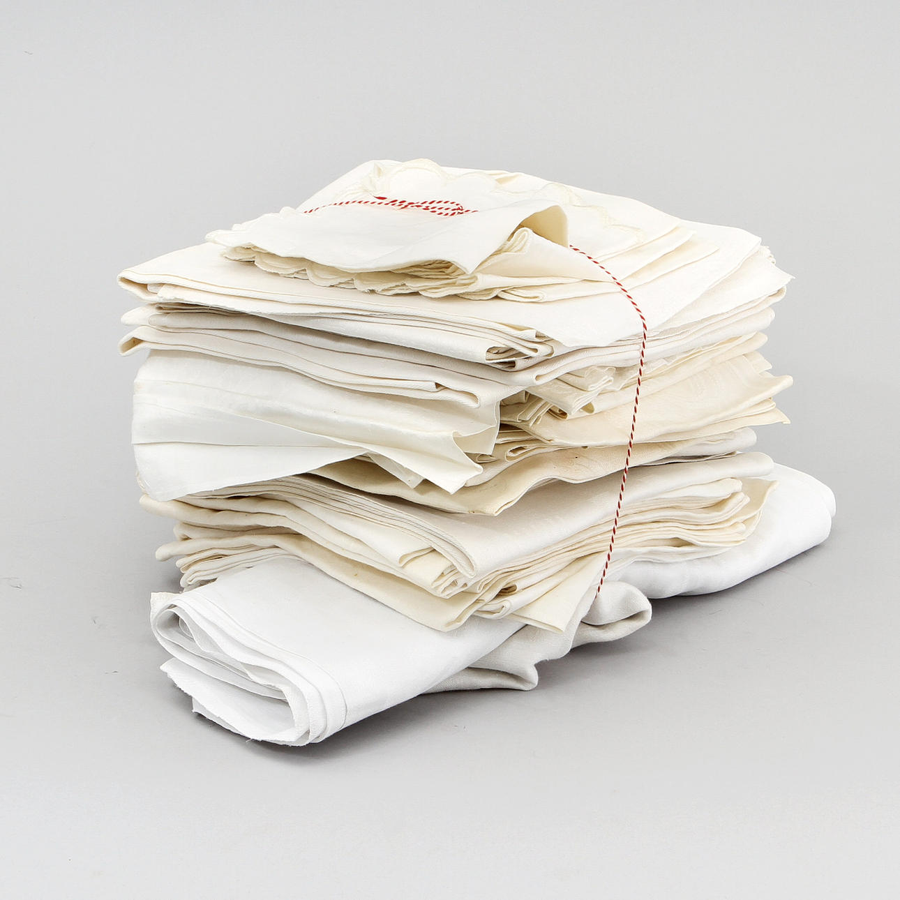 DAMAST, 44 st olika servetter och 2 st dukar.