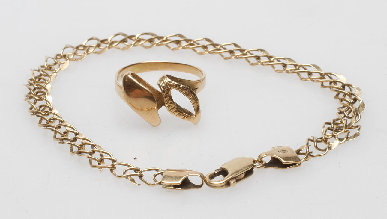 ARMBAND samt RING, 18k guld, vikt ca 6,7 gr.