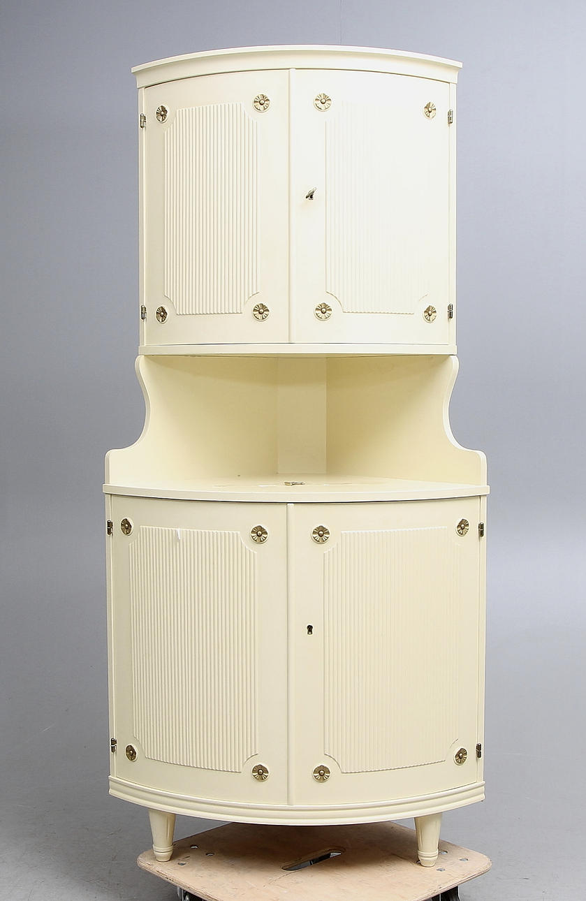 HÖRNSKÅP, gustaviansk-stil, 1900-talets andra hälft.