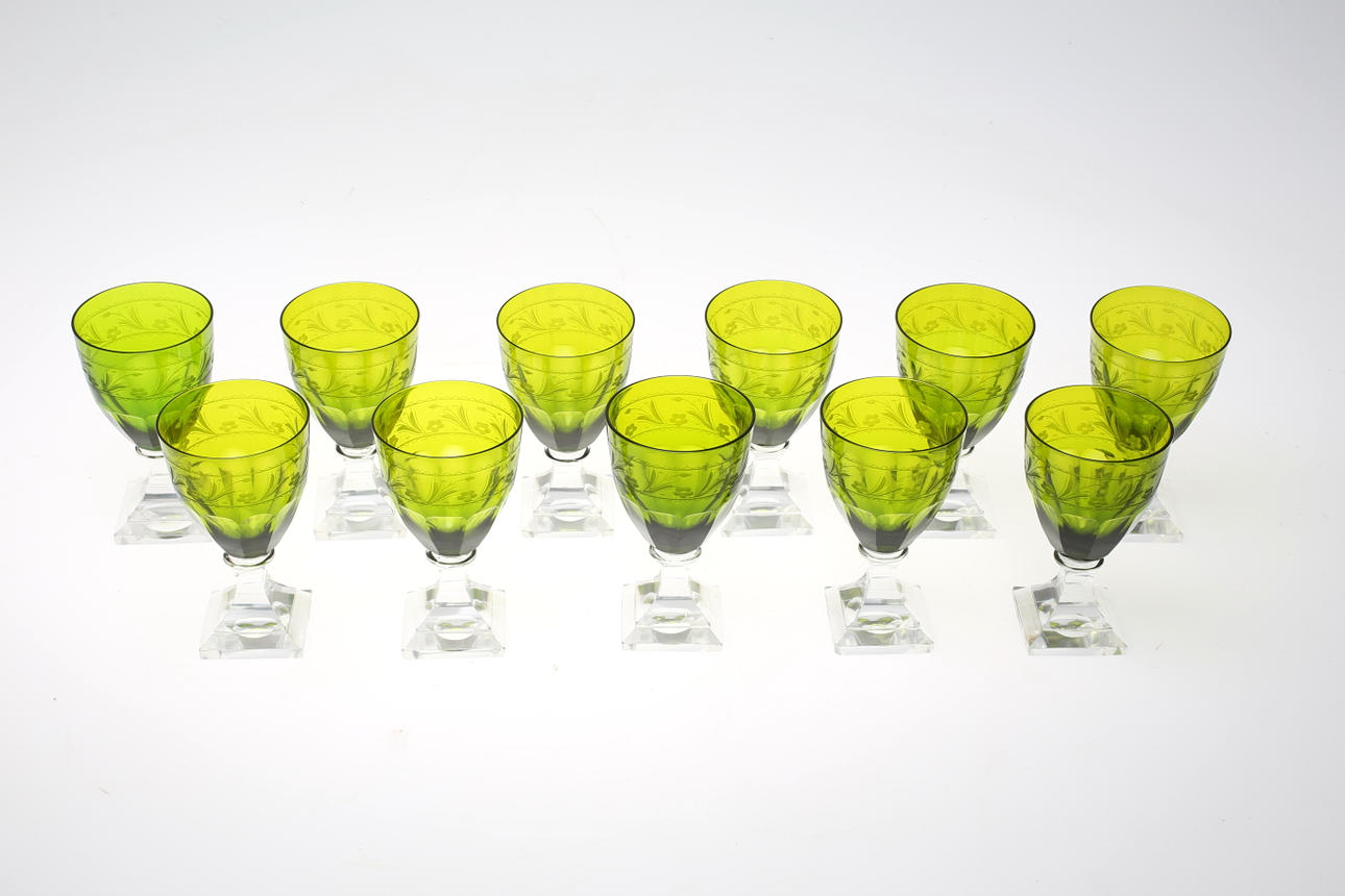 VINGLAS, 11 st, grönt glas med slipad dekor, 1900-talets första hälft.