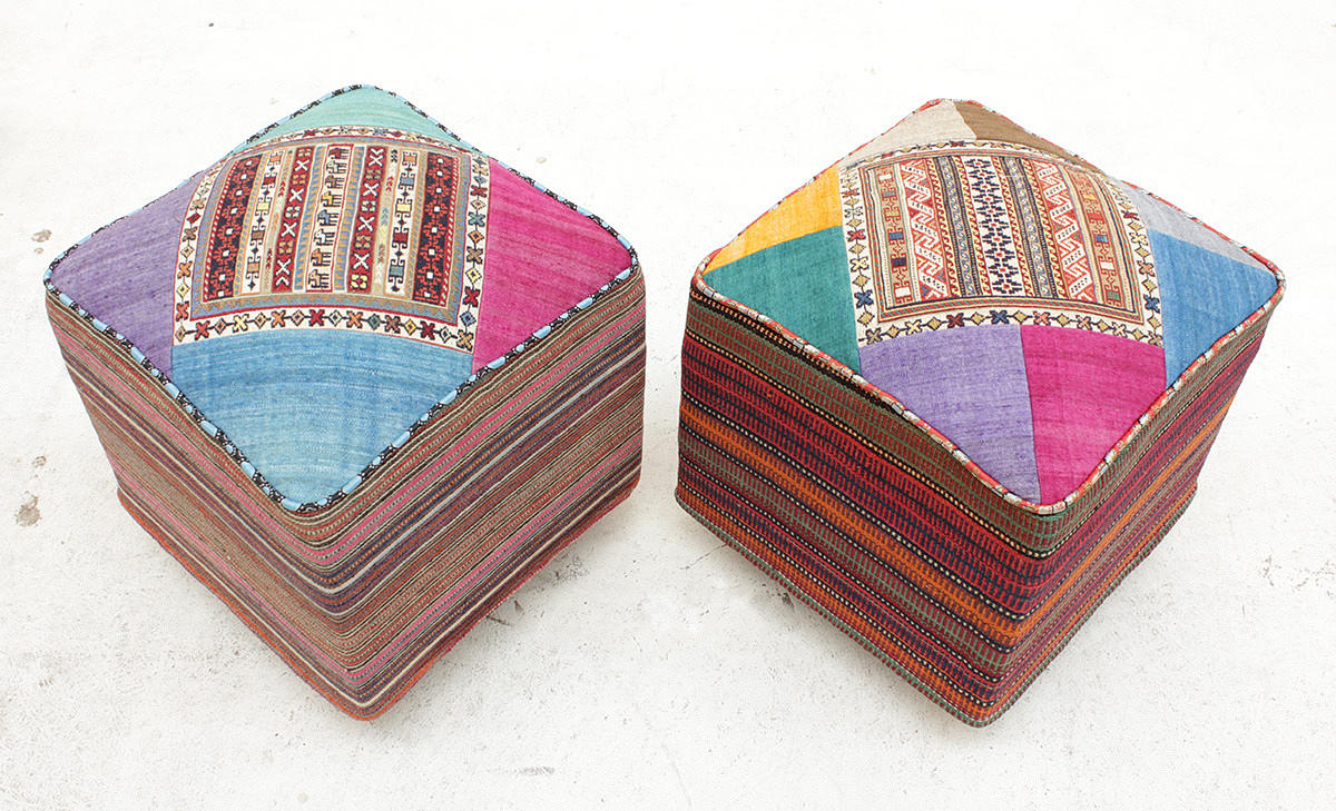 PALLAR, 2 st, klädda i kelimtyg.