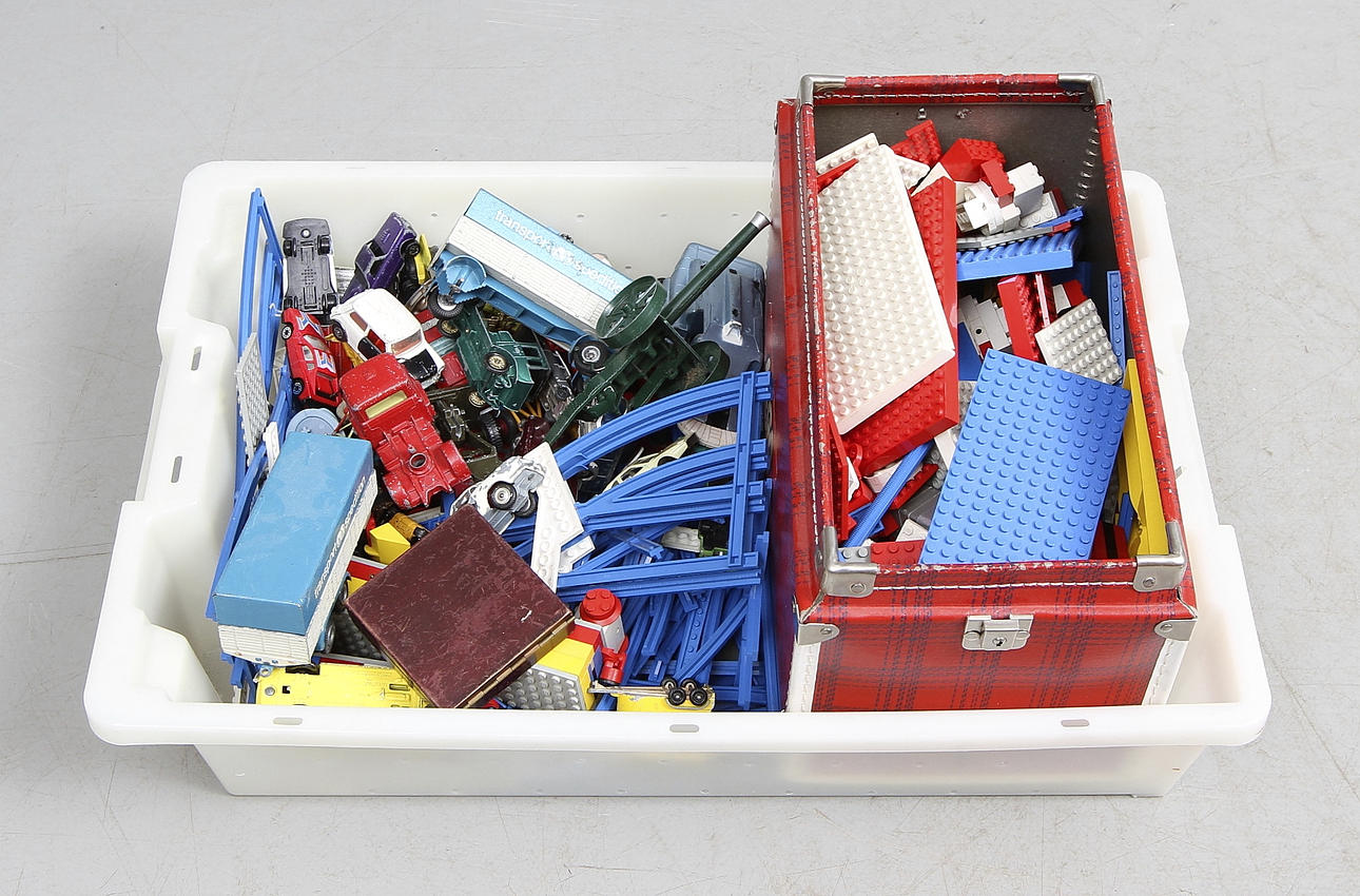 LEKSAKER, bland annat Lego, plåtbilar.