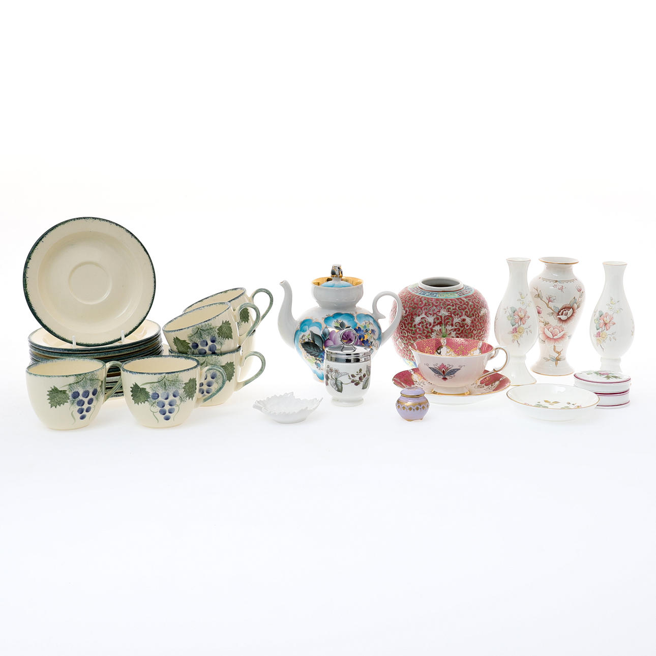 EIN POOLE POTTERY HANDBEMALTES Sechzehnteiliges Teeservice.