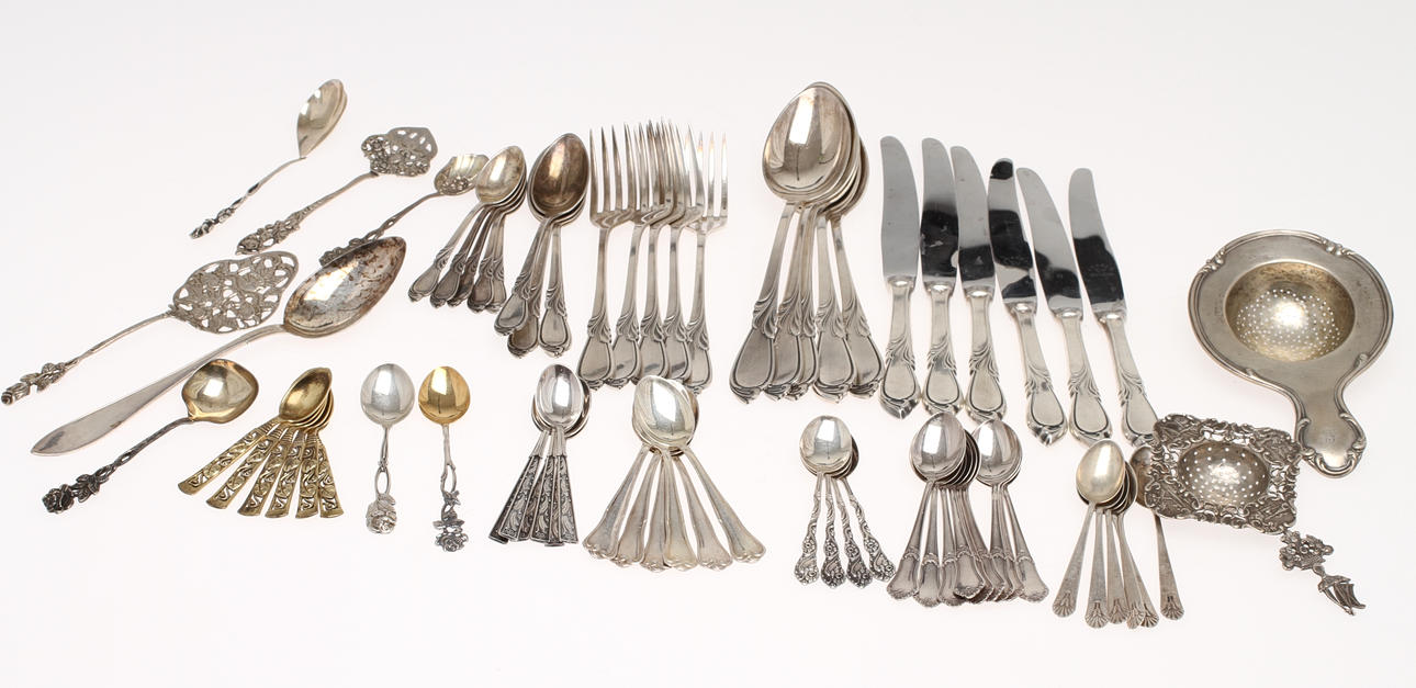 PARTI DIVERSE SILVER, Bland annat kaffeskedar, bestick, tesilar med mera. Totalvikt 1890 G.