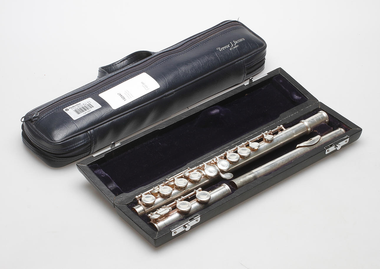 TVÄRFLÖJT, Priviledge P207, James J Trevor.