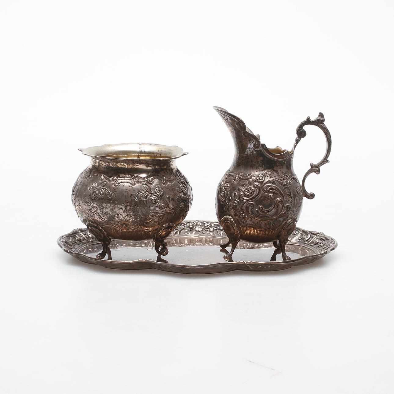 SOCKERSKÅ, GRÄDDSNÄCKA på BRICKA, silver, rokokostil, vikt ca 343,8 gram.