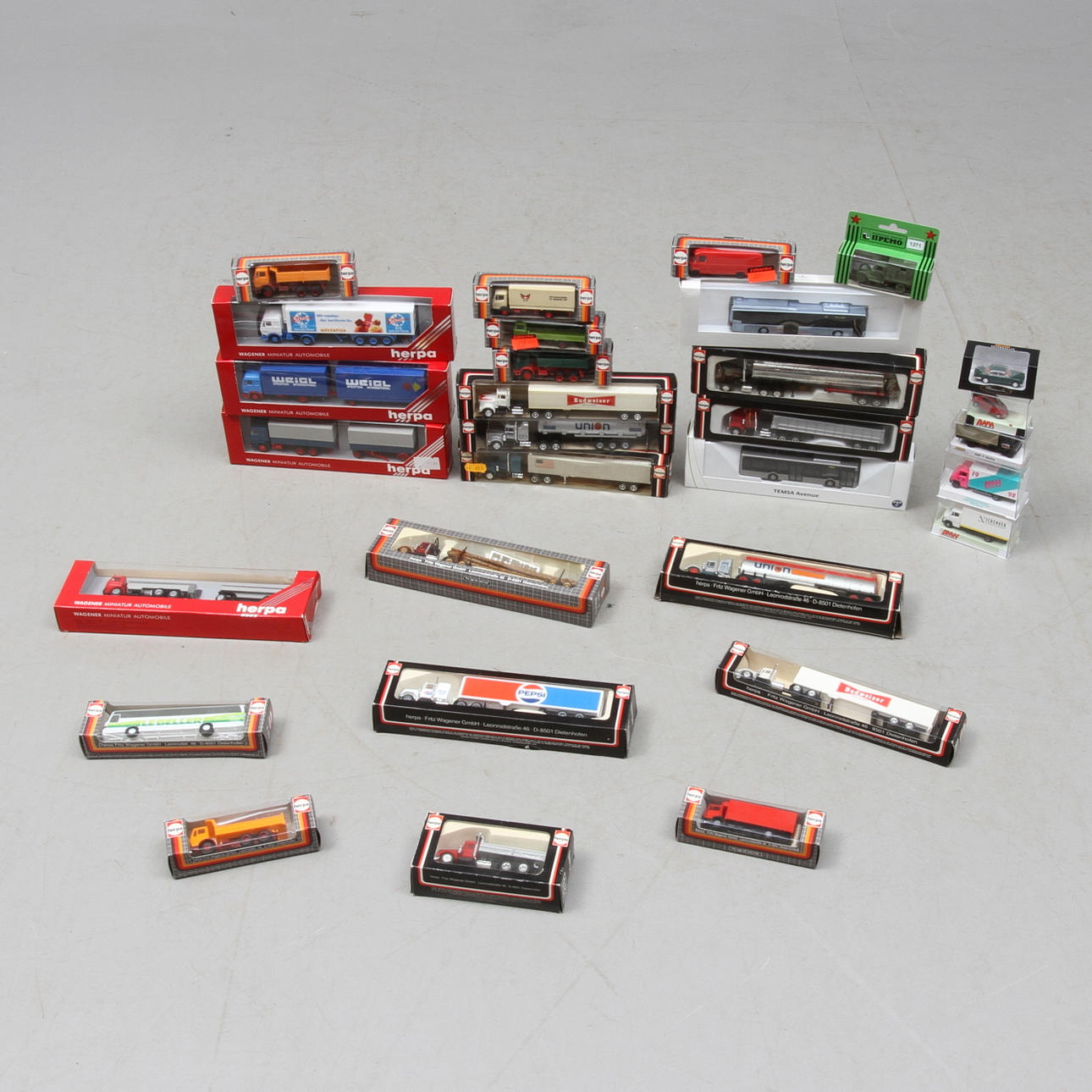 MODELLBILAR HERPA, AMW, BREKINA med flera cirka 30 delar i originalkartong.