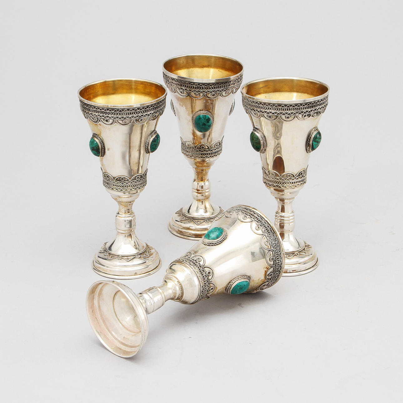 JUDAICA, silver, 4 st bägare med gröna stenar, Israel, ca 280 gram.