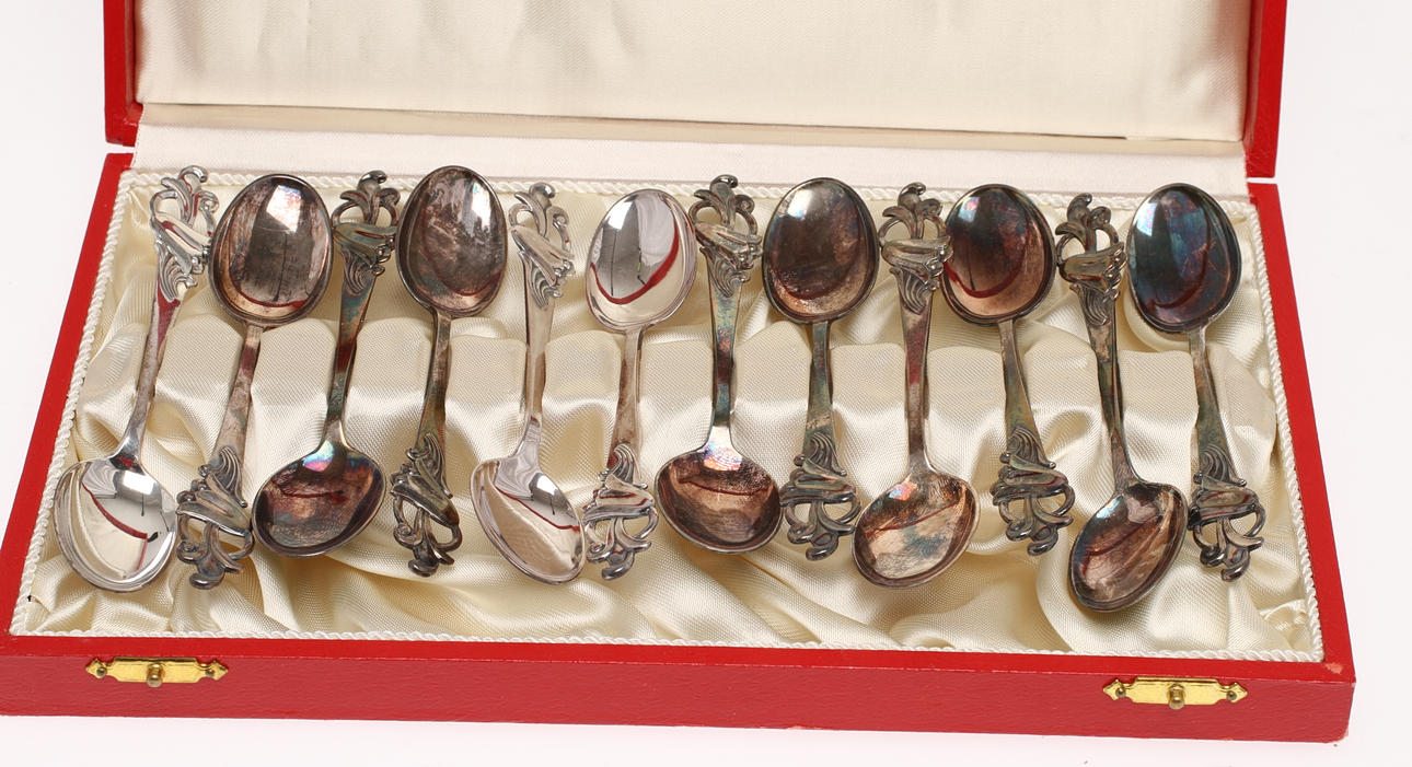 KAFFESKEDAR, 11 st silver, samt 1 st nysilver,"Blåklocka", norska stämplar, svensk importstämpel. Vikt 110 gram.