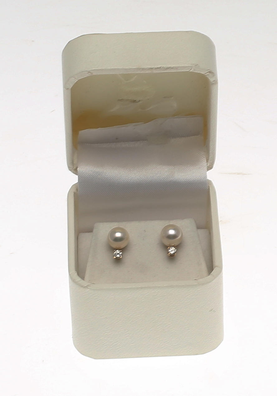 ÖRHÄNGEN, ett par, 14K guld, akoya pärlor och briljanter.