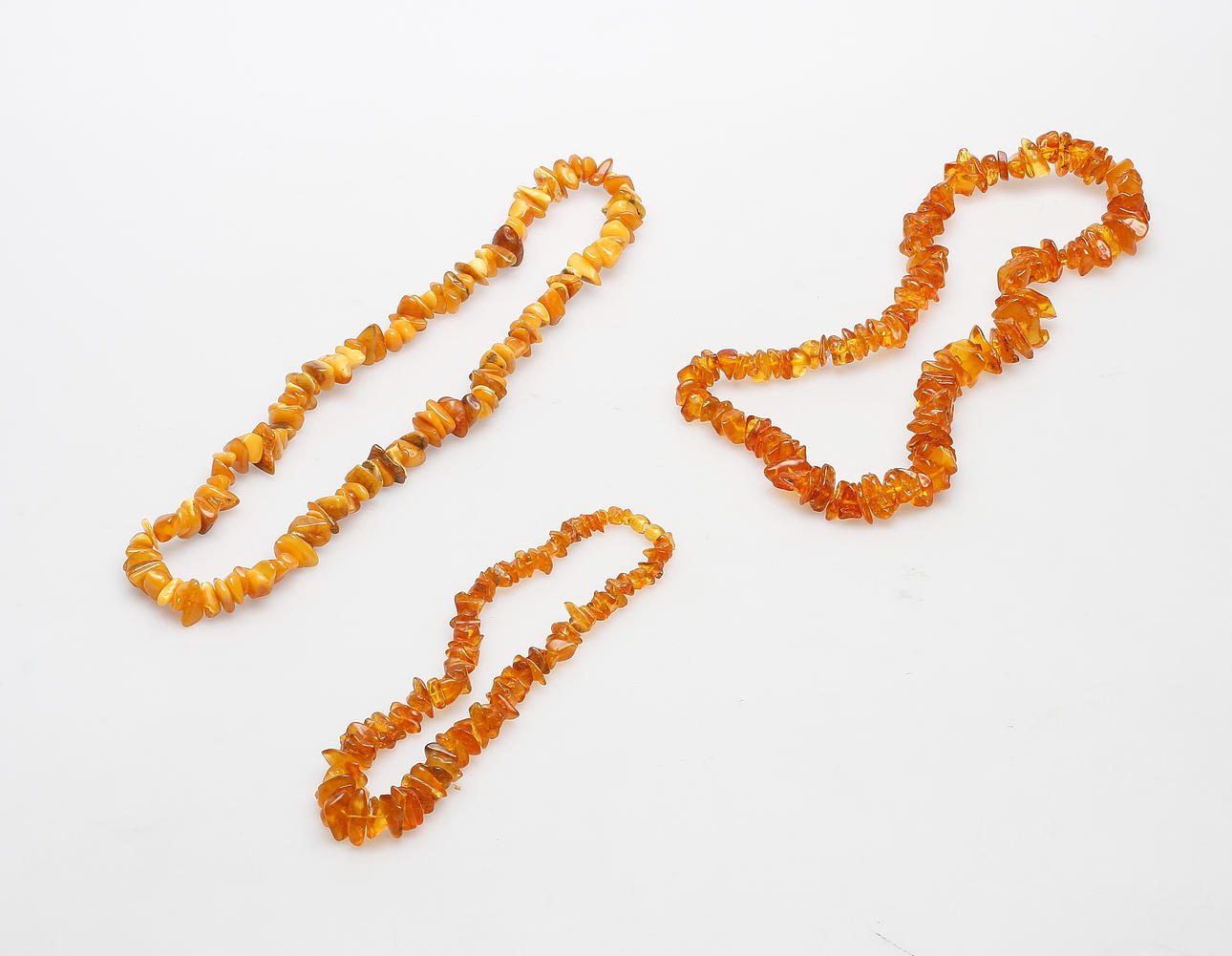 COLLIER, 3 st, nytillverkad bernsten, 1900/2000-tal.