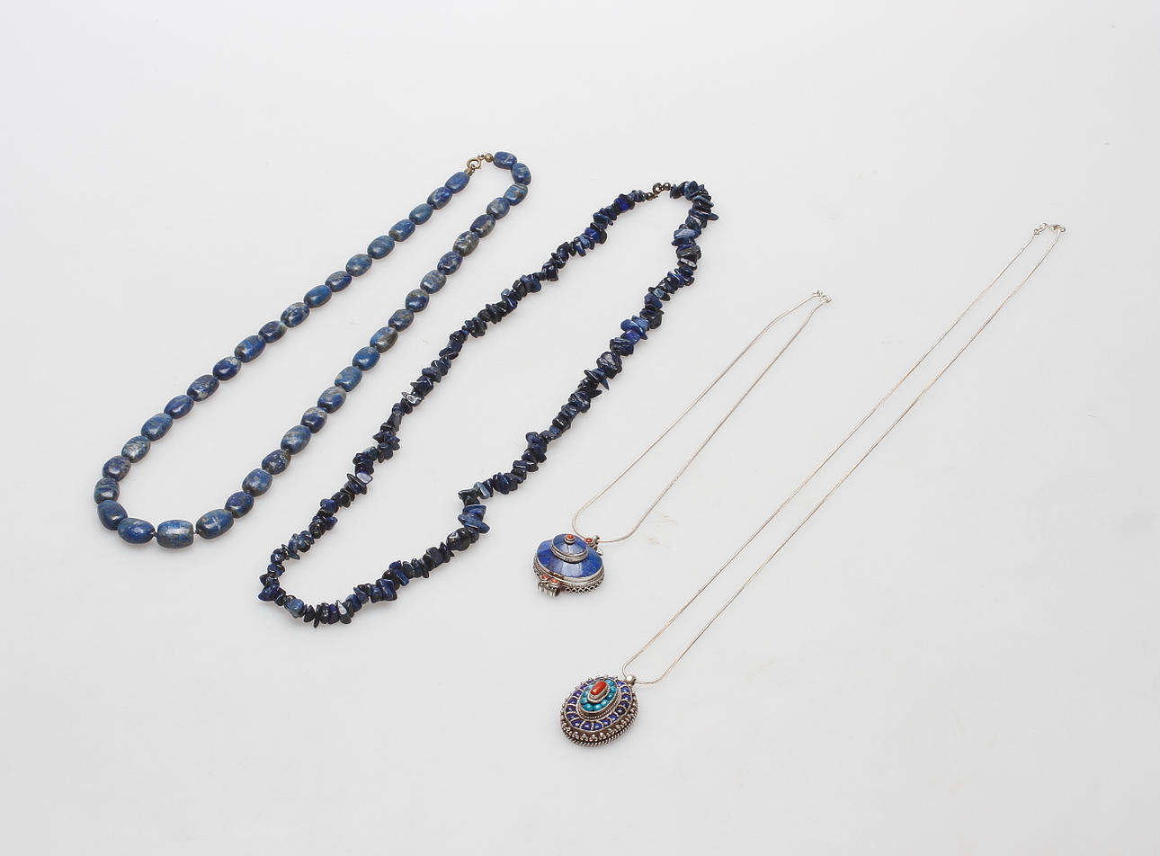 HALSBAND, 4 st, lapis lazuli och silver, 1900/2000-tal.