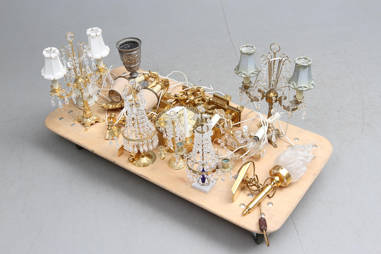 VÄGGPENDYL och DIVERSE BELYSNINGSFÖREMÅL, 1900-tal.