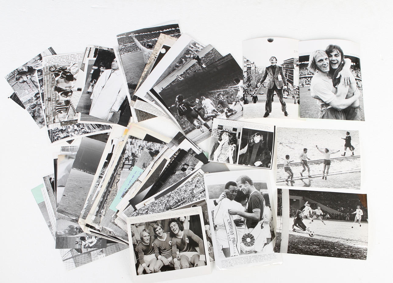 IDROTTSBILDER från BRUNNHAGES förlag, 1970-tal. Cirka 100 stycken med fotbollsmotiv.