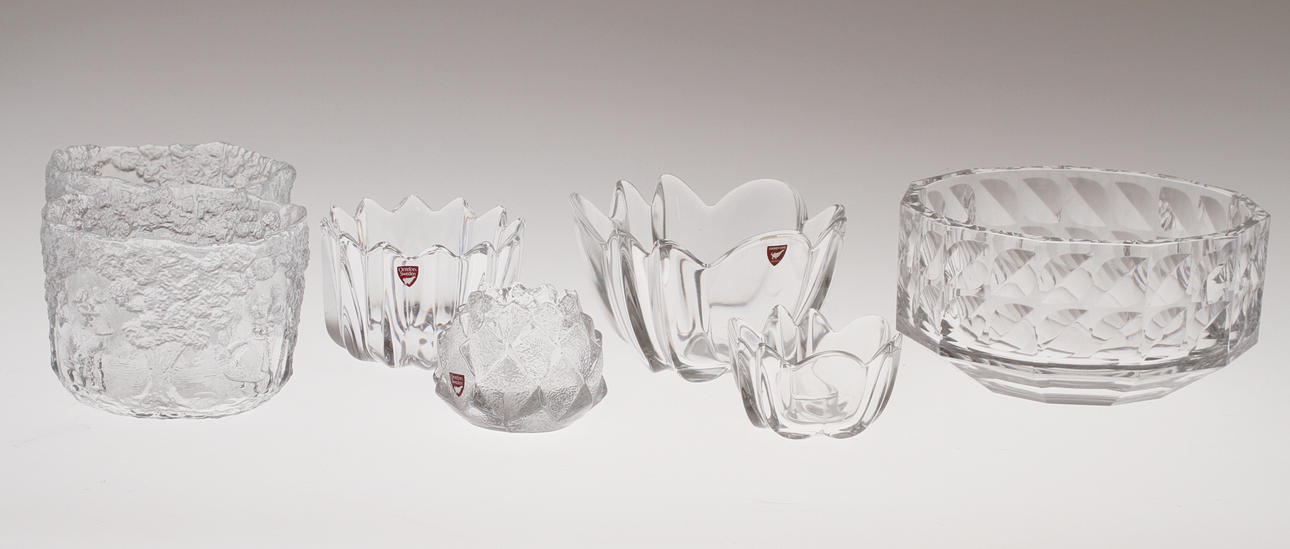 PARTI DIVERSE GLAS, 13 delar, skålar, vaser, ljuslyktor, bland annat Orrefors, Nuutajärvi. 1900-tal.