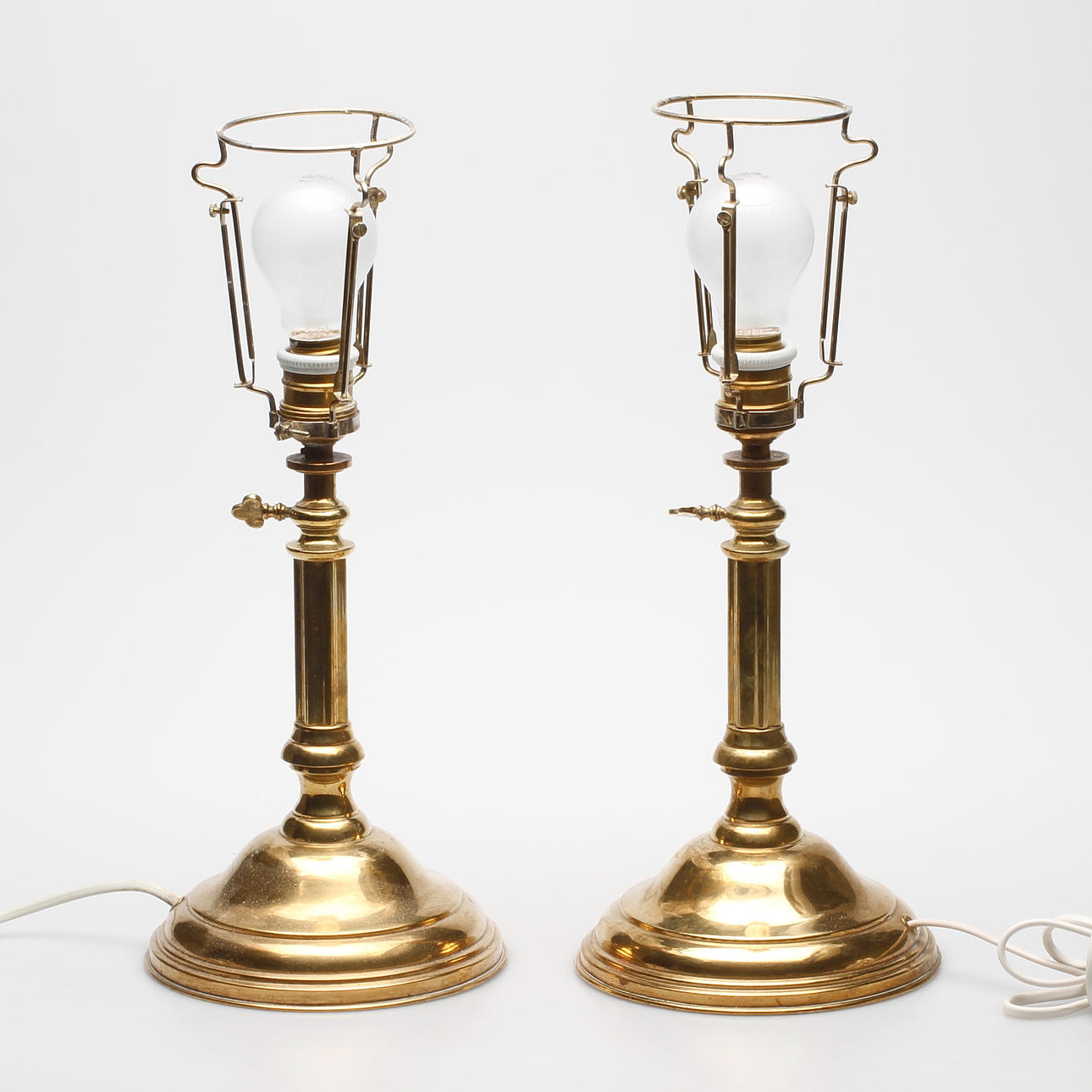 LAMPFÖTTER, ett par, mässing, 1900-talets första hälft.