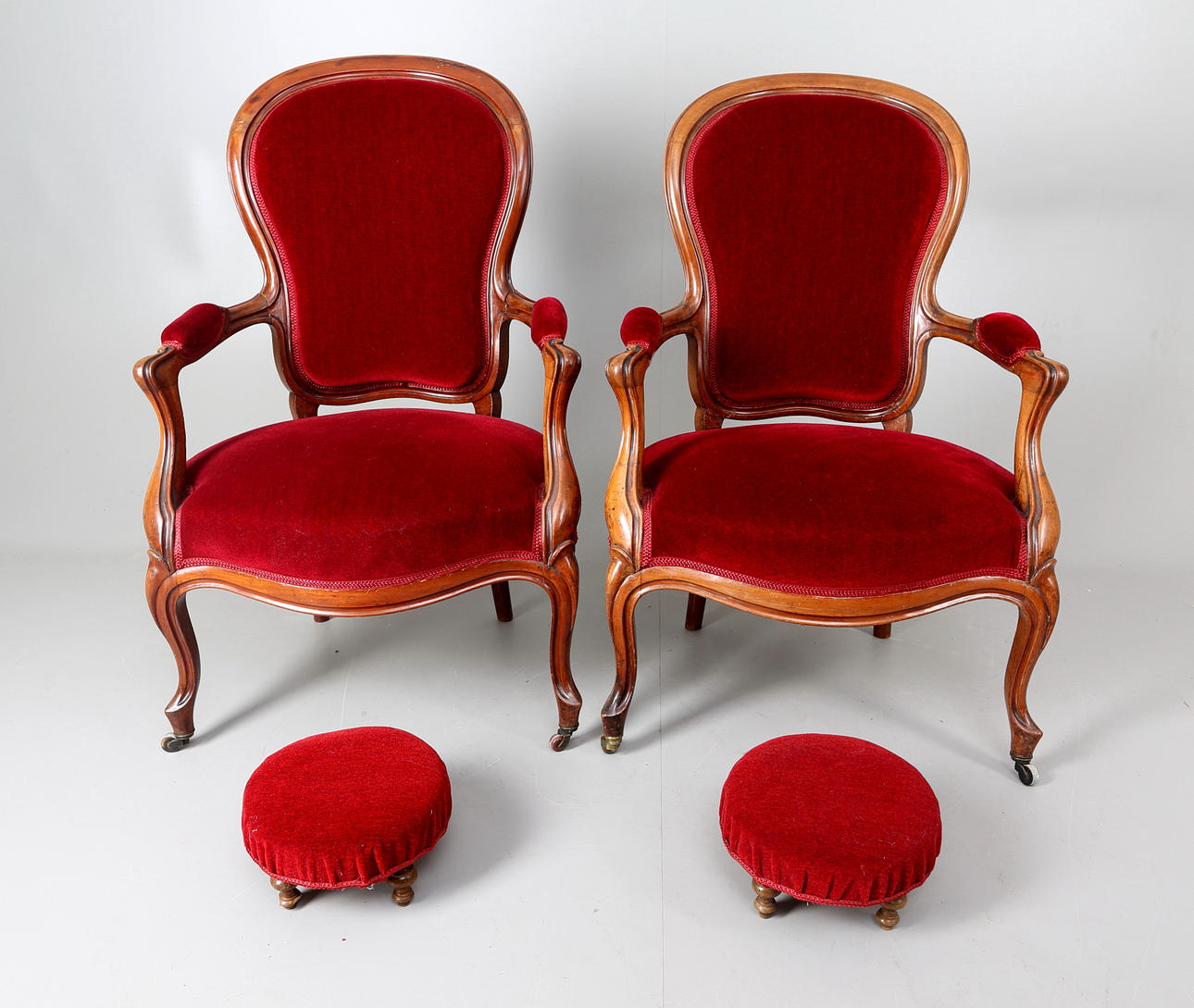 KARMSTOLAR, 1 par samt fotpallar, Rokokostil, 1800-talets andra hälft, sannolikt Frankrike.