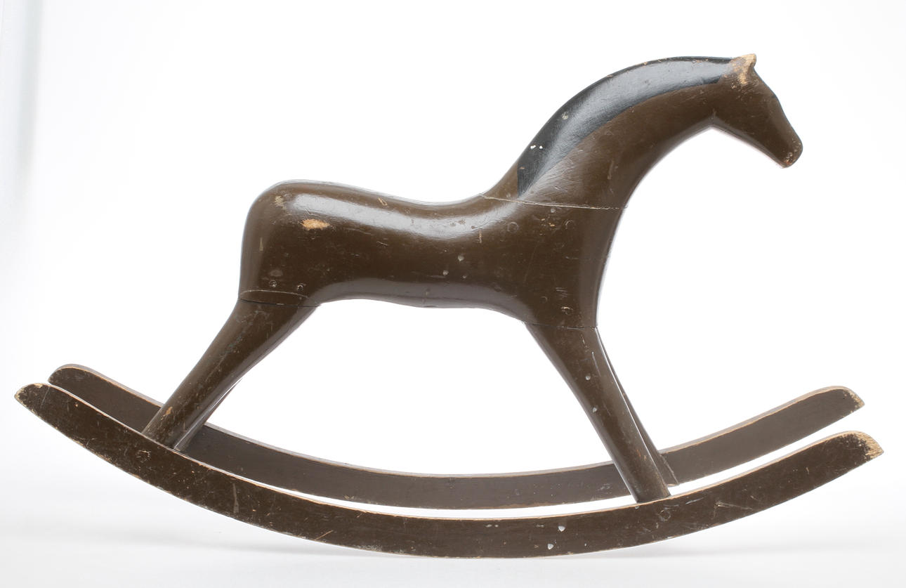 GUNGHÄST i trä, 1900-TAL. Bemålad brun med svart man.