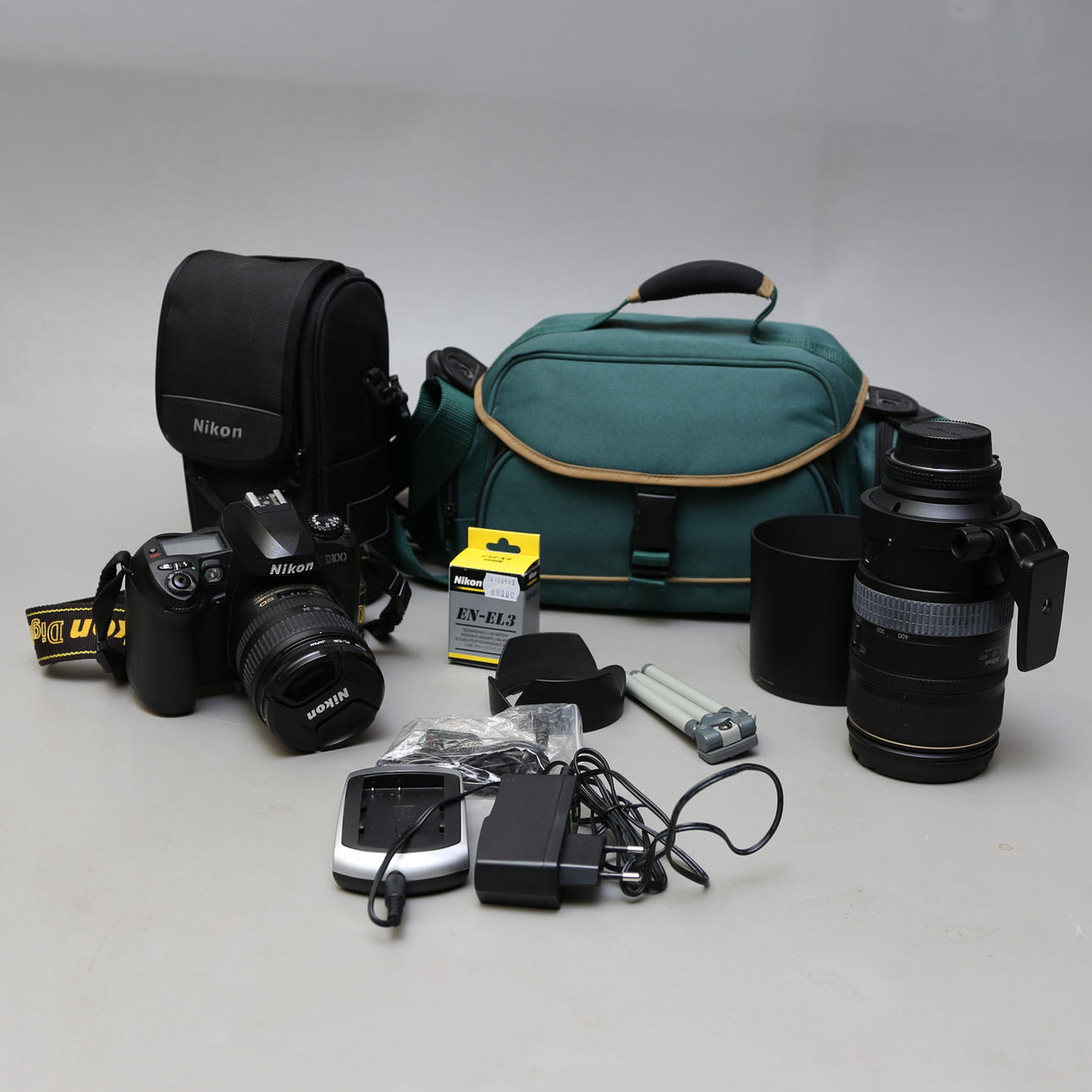 CÁMARA, Nikon D100, 2 Lentes.