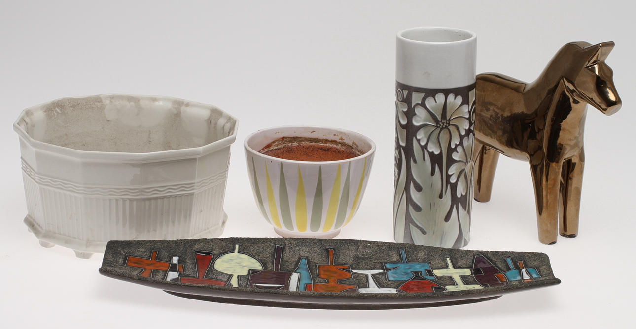 PARTI KERAMIK, 5 delar, ytterfoder, fat, vas, häst, bland annat "Waldemarsudde-kruka". 1900-tal.