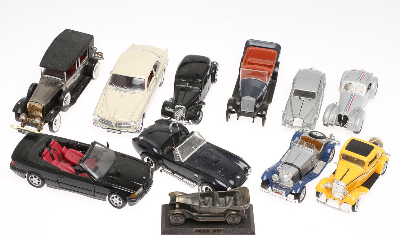 MODELLBILAR, 11 st, Bland annat Maisto, Polistil, Burago, Revell, Volvo Amazon med mera.