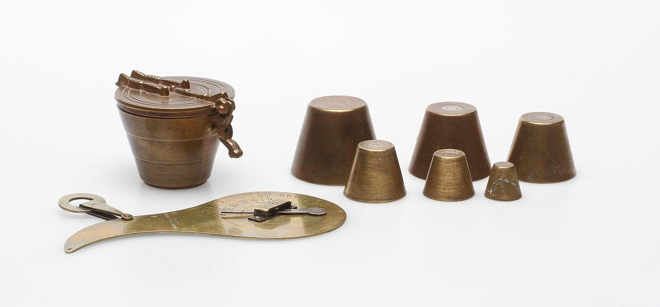 HANDBREVVÅG, mässing, Frans Svanström samt VIKTSATS, 7 delar, mässing, 1800-tal.