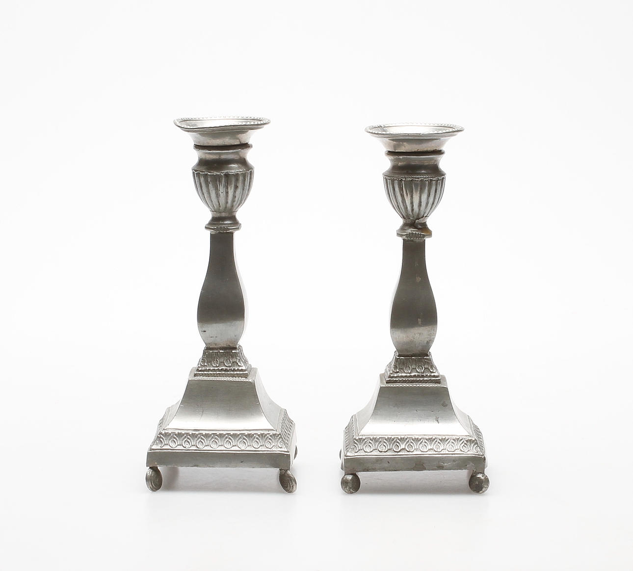 LJUSSTAKAR, ett par, tenn, Gustav Silow (verksam 1846-47), Linköping 1846.