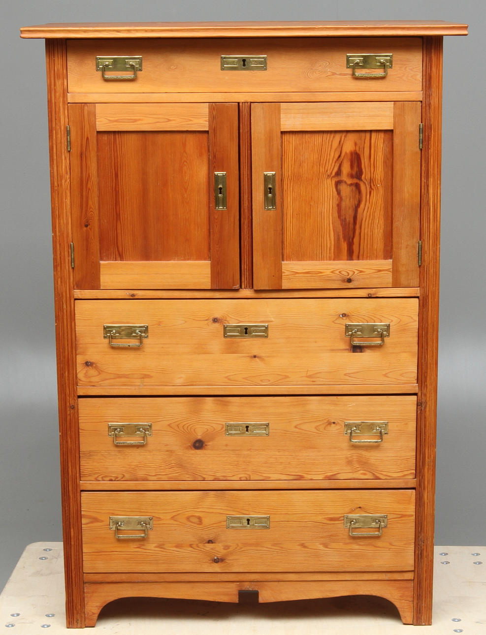 BYRÅ, med skåpsdörrar, jugend, furu, 1900-tal.