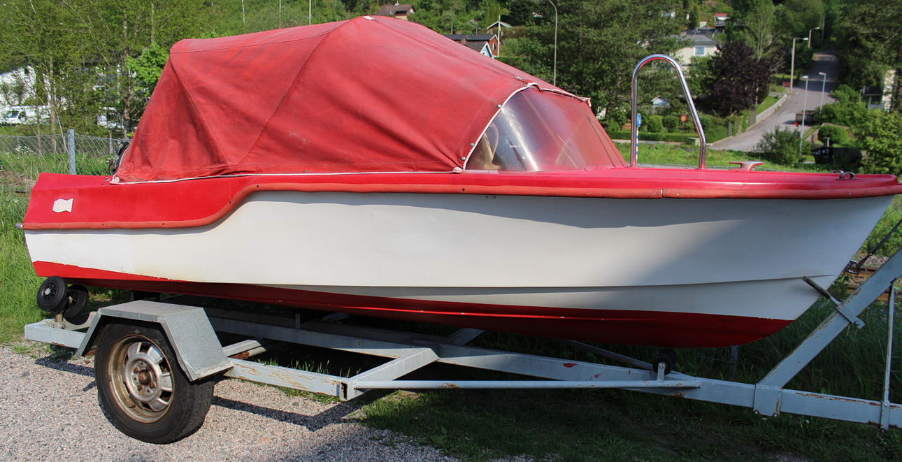 BÅT med motor Mariner 40 m, släpkärra och ekolod Eagle.